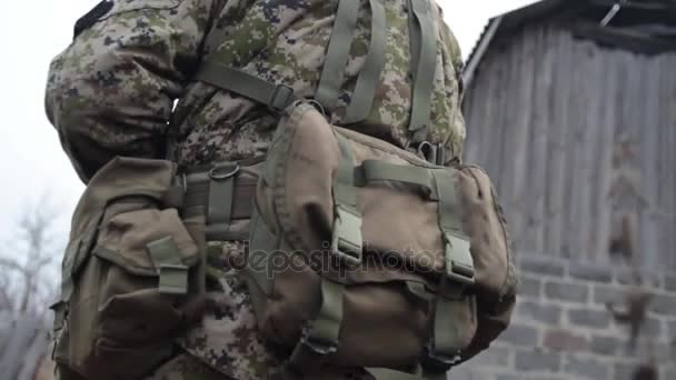 Στρατιωτική στρατιώτες με όπλα σε ενέδρα επικοινωνούν χειρονομίες. Στρατιώτες με όπλα που προετοιμάζει την τρομοκρατική καταιγίδα. Στρατιωτική στρατιώτες με όπλα ελεύθερων σκοπευτών — Αρχείο Βίντεο