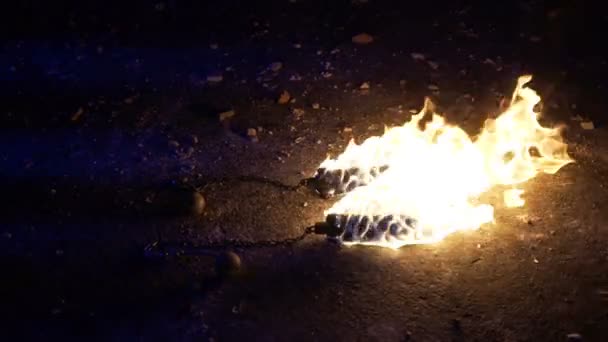 信じられないほどのスタント ファイアーポイします。燃焼の Poi のピックアップ. — ストック動画