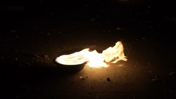 flammes dans un bol de feu, feu dans des bols métalliques allumés la nuit sur le sol, feu rituel brûle dans des bols, Gobelet de feu la nuit, un bol de feu sur la terre 