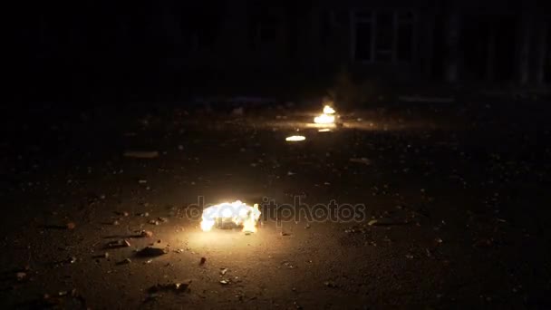 Chamas em uma tigela de fogo, fogo em tigelas metálicas acesas à noite no chão, fogo ritual está queimando em tigelas, Cálice de Fogo à noite, uma tigela de fogo na terra — Vídeo de Stock