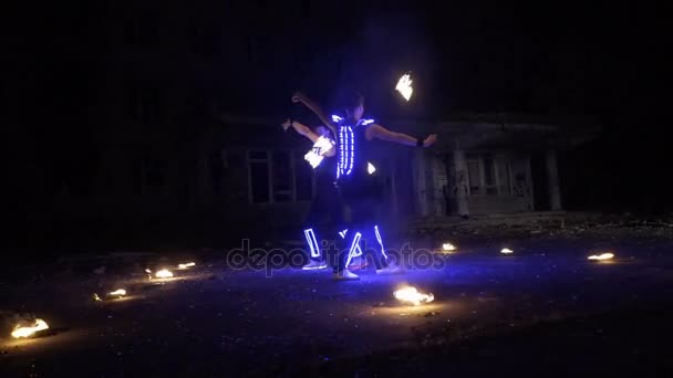 LED spettacolo prestazioni in costume incandescente di notte — Video Stock