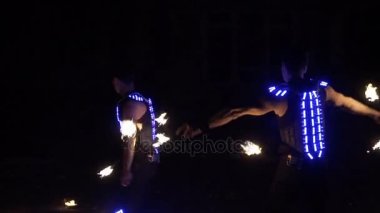 Geceleri parlayan kostüm LED gösterisi performansını