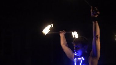 Geceleri parlayan kostüm LED gösterisi performansını