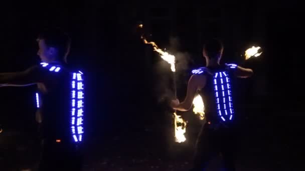 LED mostrar desempenho em traje brilhante à noite — Vídeo de Stock