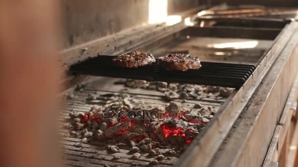 Tæt udsigt på et glødende trækul og flamme i grillen. Langsom dybdeskarphed . – Stock-video