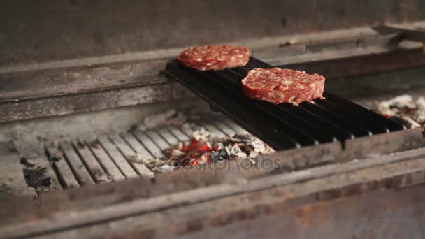 Hamburguesa de carne parrilla profesional volteo — Vídeo de stock