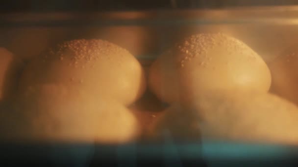 Pieczenia bułeczki z sezamem, timelapse. — Wideo stockowe