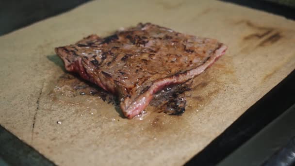 T-Bone Steak auf dem Grill. — Stockvideo