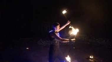Gösteri yangın. Adam yangın juggling.