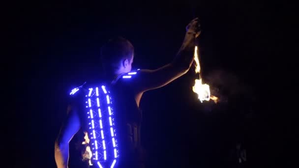 Fire show. Mannen jonglering brand. — Stockvideo