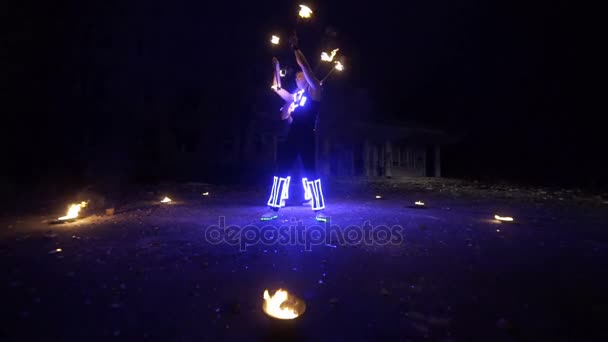 Fire show. Man juggling fire. — Stock Video