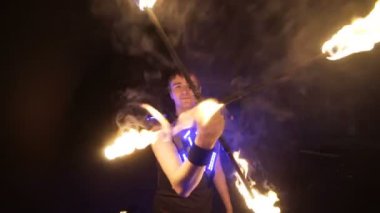 Gösteri yangın. Adam yangın juggling.