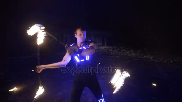 Spectacle. Homme jonglant avec le feu . — Video