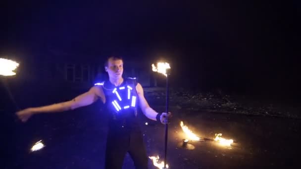 Gösteri yangın. Adam yangın juggling. — Stok video