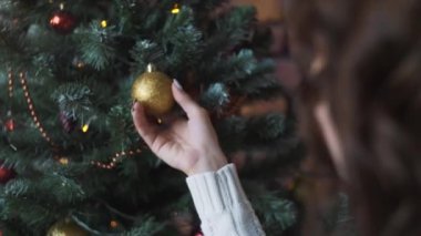 Onun erkek arkadaşı bir Noel hediyesi tutar ise genç güzel kız yılbaşı ağacı süsle.