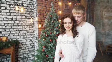 Beyaz kazaklı genç bir adam onun kız arkadaşı için bir hediye verir. Mutlu yıllar, mutlu yıllar