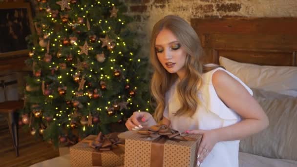 Mooi meisje loopt een kerstcadeau — Stockvideo