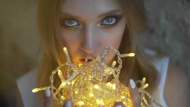 壁、花輪、クリスマス ライトを持って女の子の美しい少女. — ストック動画