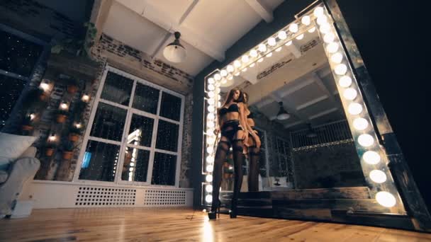 Sexy alto lingerie mulher olhando no espelho enquanto chegando vestido — Vídeo de Stock