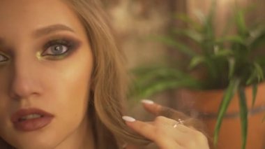Güzel makyaj ve onun aynada yansıması bakarak ve saç sabitleme zarif saç modeli ile güzel, genç ve seksi kadın portresi. Güzellik, moda ve makyaj kavramı.