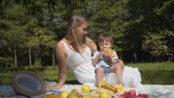 Çocuk, lokanta yerine sebze ve meyve seçimi — Stok video