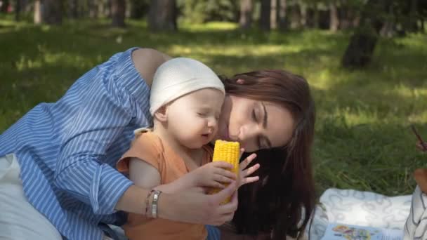 Az anya ad a gyermek ő fiai kukorica, megtagadja, és úgy dönt, egy hot dog, a rossz élelmiszer — Stock videók