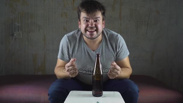 Een man bier drinkt en horloges voetbal op de oude Tv. Het bier is op de oude Tv. De emotie van vreugde. — Stockvideo