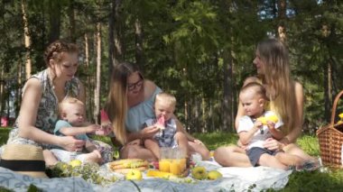 kamp, piknik, çocuk temiz havada yeşil çim üzerinde arkadaşlar