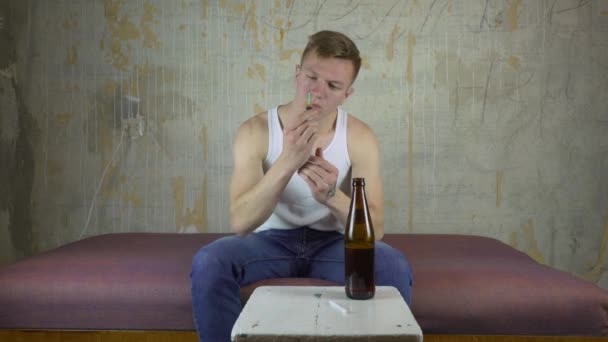 Alcohol or drugs the choice of men. — Stock Footage Alcohol or drugs the choice of men. Royalty Free Stock Video