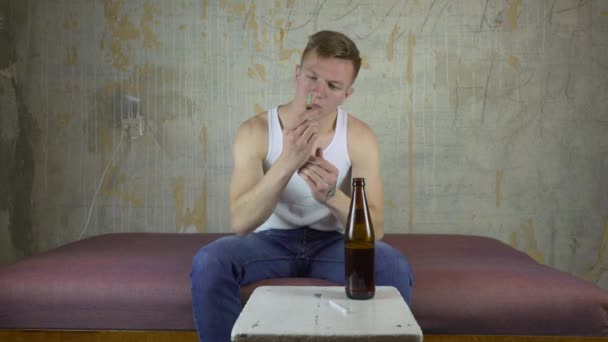 Alcohol of drugs van de keuze van mannen. — Stockvideo