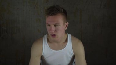 Adam bilinçsiz iğne tarafından aşırı doz sonra bırakır. Senin damarın şırınga iğne yapışmasını bağımlısı