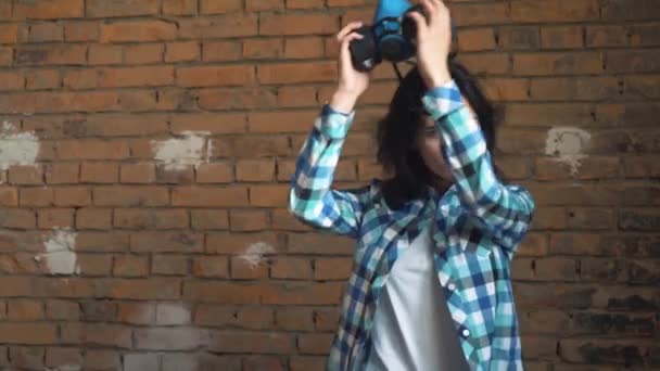 The girl takes off the mask from air pollution. On brick wall background, respiratory mask. — Stock Video