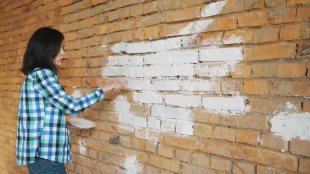 Piękna młoda kobieta robi malowanie ścian. — Wideo stockowe