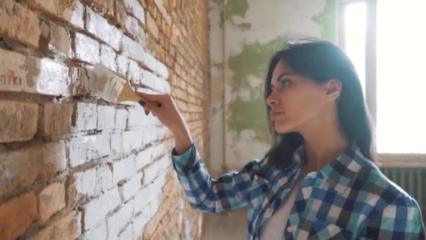 Hermosa joven mujer haciendo pintura de pared. — Vídeos de Stock