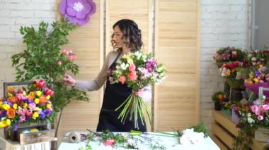 Güzel genç çiçekçi çiçekçi dükkanı