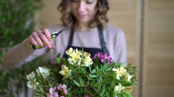 Mani delle donne che cercano di tagliare uno spray di bouquet rosa — Video Stock