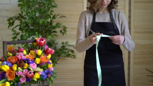 花の組成物。カラー ピンク、グリーン、ラベンダー、ブルー。女性の手で混合された花の美しい豪華な花束。花屋で花屋の仕事 — ストック動画