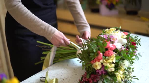 Samenstelling van de bloem. Kleur roze, groen, lavendel, blauwe. mooie luxe boeket van gemengde bloemen in de hand van de vrouw. het werk van de bloemist op een bloemenwinkel — Stockvideo