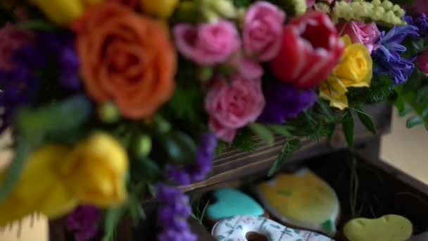 košík květin, světlé barvy, růže a tulipány.
