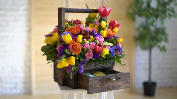 Korg med blommor, ljusa färger, rosor och tulpaner. — Stockvideo