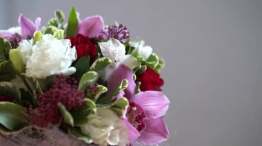 buket çiçek hamle etrafında, farklı çiçekler, güller, laleler, Menekşe.