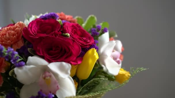 花の周りに移動、別の花、バラ、チューリップ、すみれの花束. — ストック動画