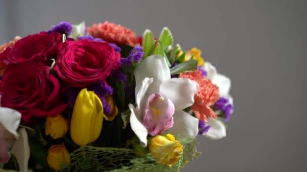 花の周りに移動、別の花、バラ、チューリップ、すみれの花束. — ストック動画