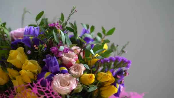 Bukett av blommor flyttar runt, olika blommor, viol, rosor, tulpaner. — Stockvideo