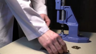 El yapımı deri imalat. Usta yapımı deri çanta. Usta eller deri emprenye ev atölye çalışması yapıyor. Zanaat üretici işleme bitmiş ürün adam.