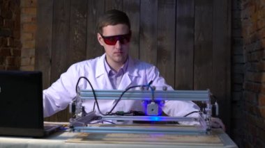 Lazer oyma deri yapar.