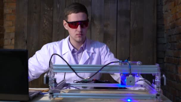 Laser má gravírování na kůži. Operátor stroje laser. — Stock video