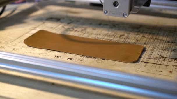 Laser engraving machine work. 4K. Laser burns on cow skin logo. Leather purse — Stock Video