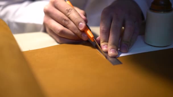 Artesano de cuero trabajando haciendo productos en la mesa en taller estudio — Vídeo de stock