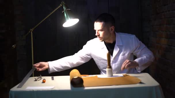 皮革工匠工作制作产品在工作台在车间工作室 — 图库视频影像